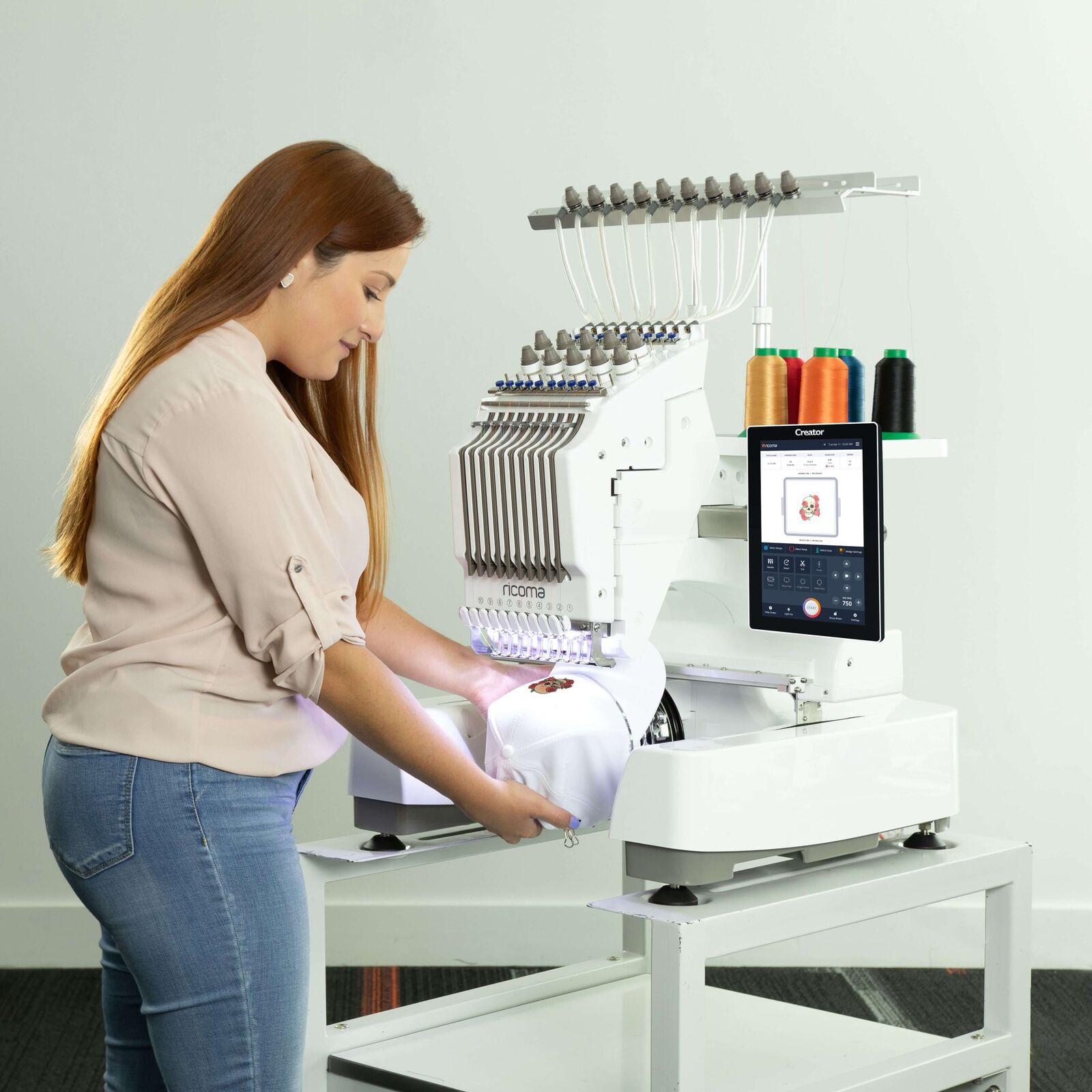 RiCOMA EM-1010-10S siuvinėja kepuraitę